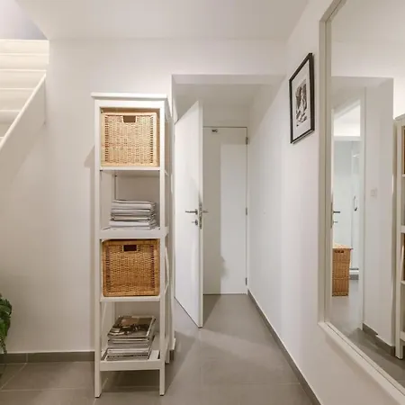 Huswell - Homely Duplex Near Historic Center & Station Apartment *